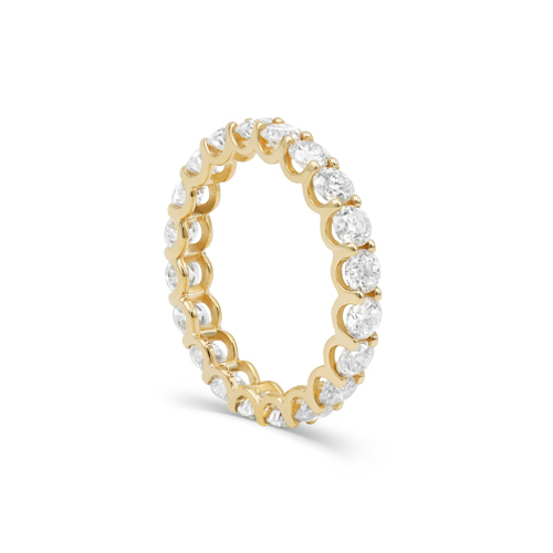 ダイヤモンドエタニティリング。職人による精密な石留め技術で製造されたブライダルジュエリー。