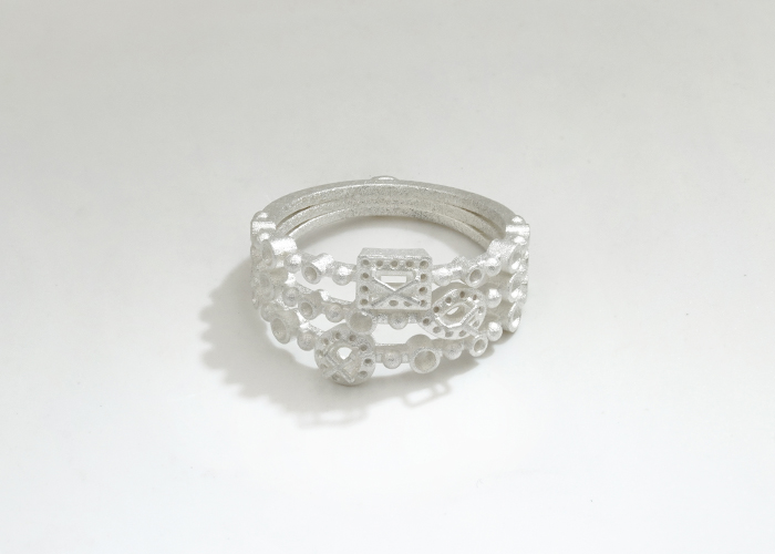 ロストワックス製法による金属鋳造工程。職人技術と最新設備の融合。