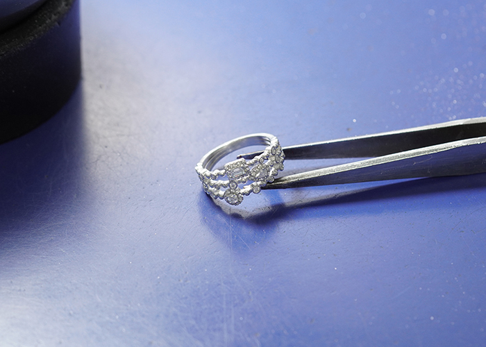 石留め準備作業。ダイヤモンドや宝石のセッティング前の精密加工。